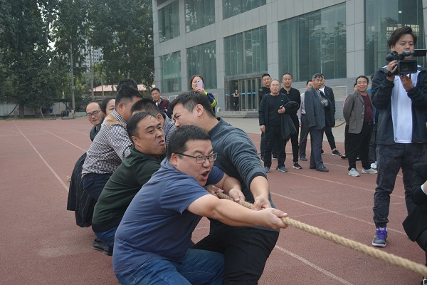 学院举行教职工趣味比赛----拔河比赛、五人持球接力赛活动