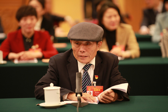 李连成代表。（央视记者张晓鹏拍摄）