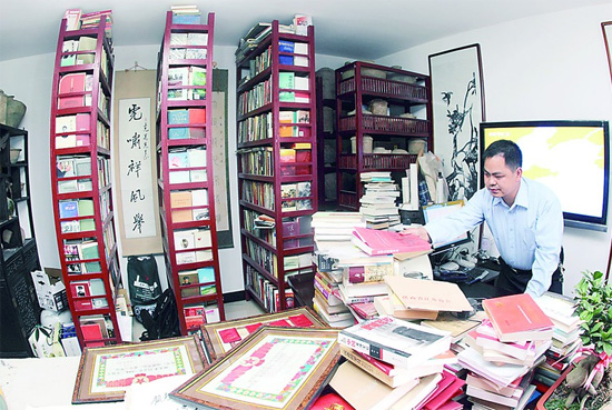 转业军人顾克美每天在“三省书屋”里辛勤忙碌。本报记者  袁景智摄