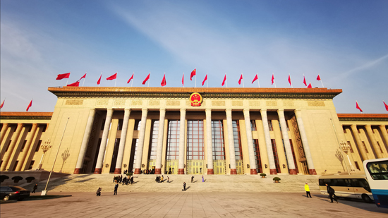 不到八点，早春的阳光把人民大会堂镀上了一层金色。（央视记者张晓鹏拍摄）