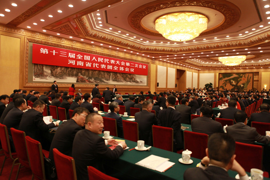 河南团的代表们陆续抵达人民大会堂东大厅。（央视记者张晓鹏拍摄）