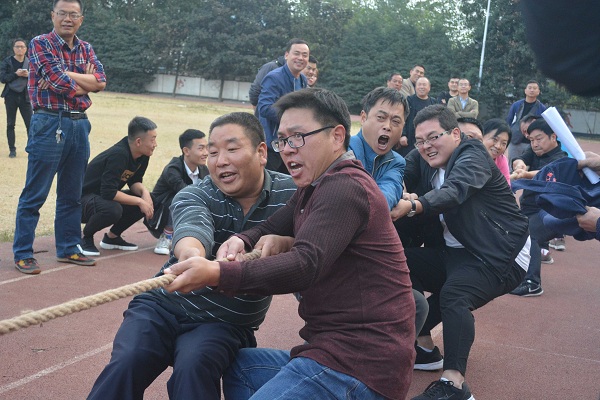 学院举行教职工趣味比赛----拔河比赛、五人持球接力赛活动