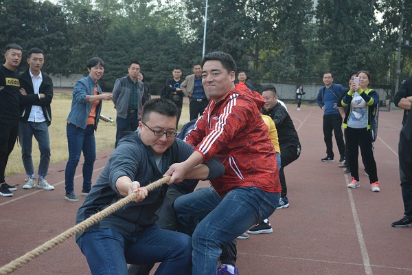 学院举行教职工趣味比赛----拔河比赛、五人持球接力赛活动