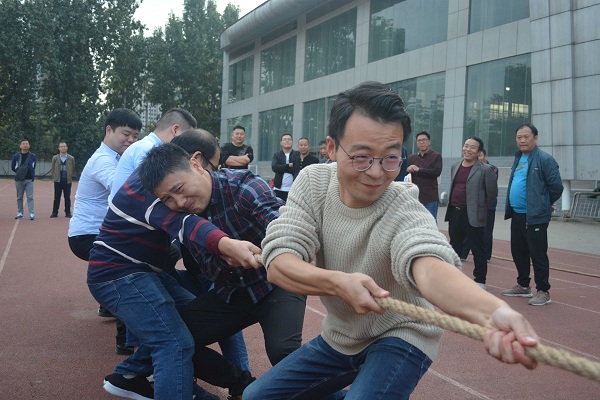学院举行教职工趣味比赛----拔河比赛、五人持球接力赛活动