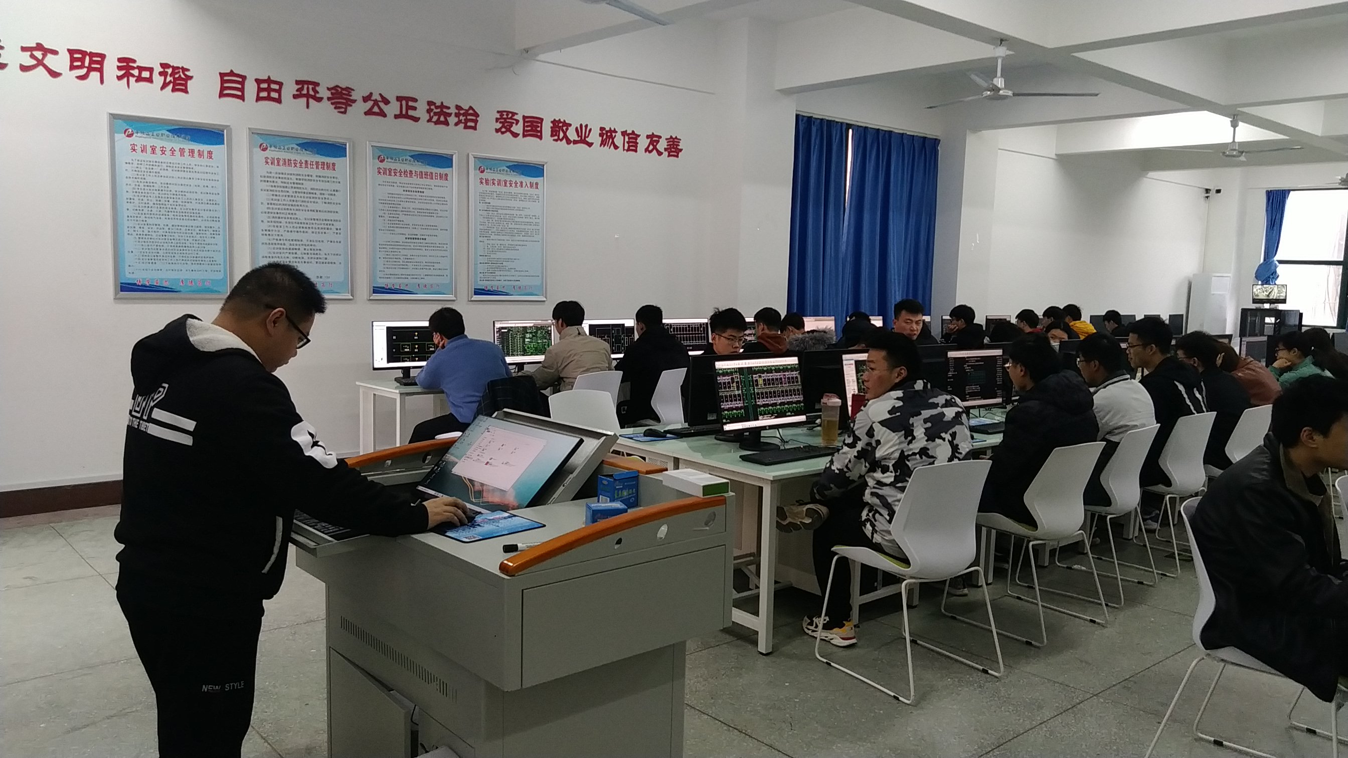 资源开发学院开展建筑信息模型(BIM)建模培训-平顶山工业职业技术学院