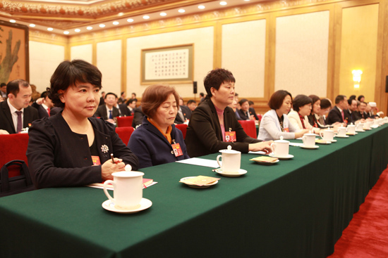 河南团172名代表中有42名女代表。（央视记者张晓鹏拍摄）