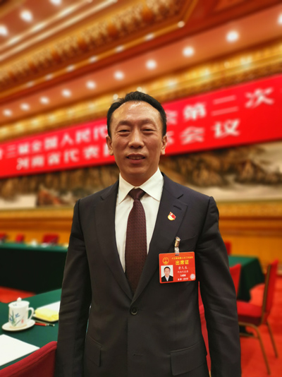 黄久生代表。他说自己一直信奉这句话，“天地生人，有一人应有一人之业；人生在世，生一日当尽一日之勤”。（央视记者张晓鹏拍摄）